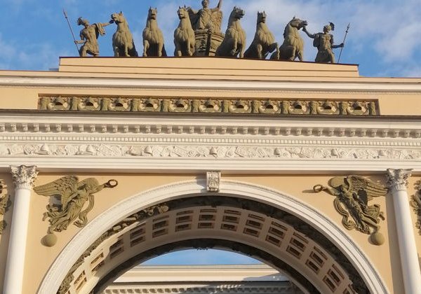 Античные мифы на улицах Петербурга: веселая прогулка для детей и взрослых - фото 1