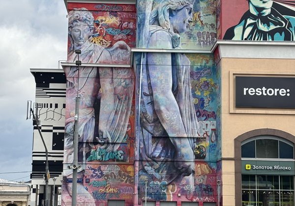 Где город рисует сам себя: прогулка по муралам у Курского и ARTPLAY - фото 1