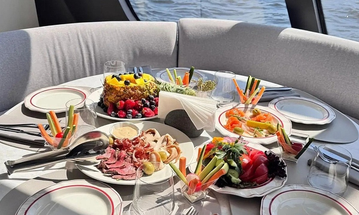 Прогулка со вкусом: Нижний Новгород с воды на электросудне «Петергоф» - фото 3