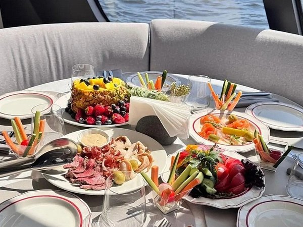 Прогулка со вкусом: Нижний Новгород с воды на электросудне «Петергоф» - фото 3