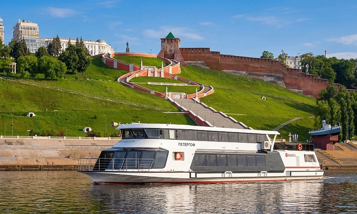 Прогулка со вкусом: Нижний Новгород с воды на электросудне «Петергоф» - фото 2