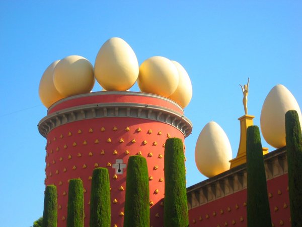 Сюр в музее Дали в Фигерасе и уют в Жироне