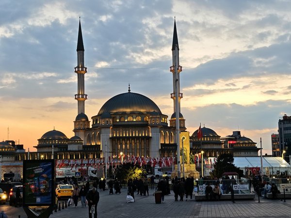 Пешком по космополитичному Бейоглу: от Таксима до Галатской башни - фото 3