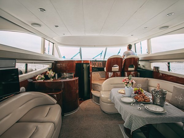 Яхта Princess 50 только для вашей компании: водная прогулка по Петербургу - фото 3