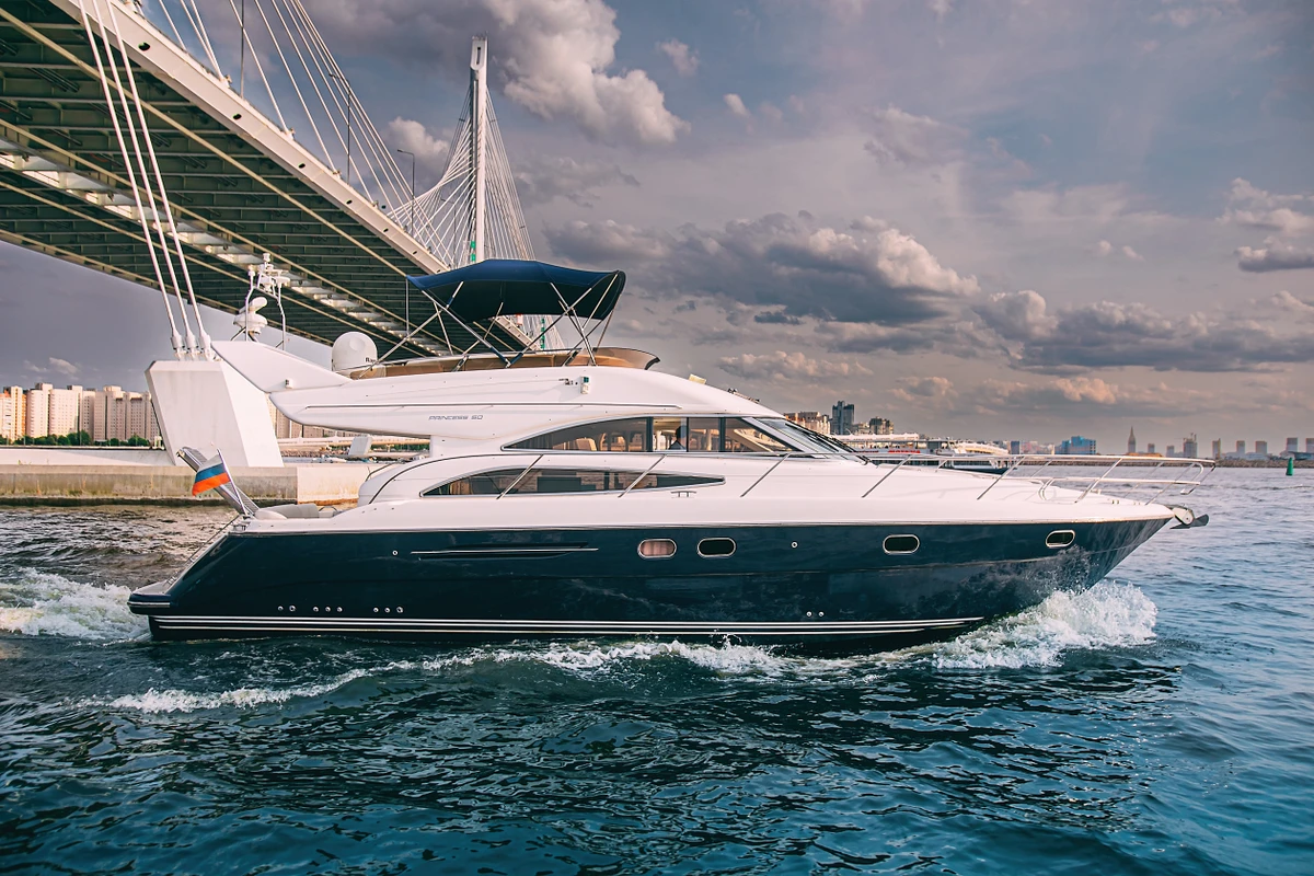 Яхта Princess 50 только для вашей компании: водная прогулка по Петербургу - фото 1
