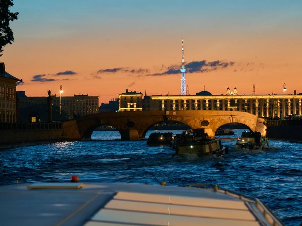Ночной Петербург с воды: развод Дворцового и Троицкого мостов - фото 4