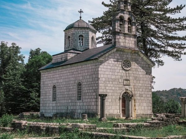 Две святыни Черногории: Цетинский монастырь и Острог (из Будвы)