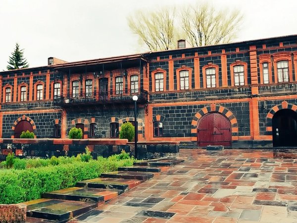 Из Еревана в колоритный Гюмри: старый Кумайри, дом Дзитохцянов, Чёрная крепость и храмы - фото 4
