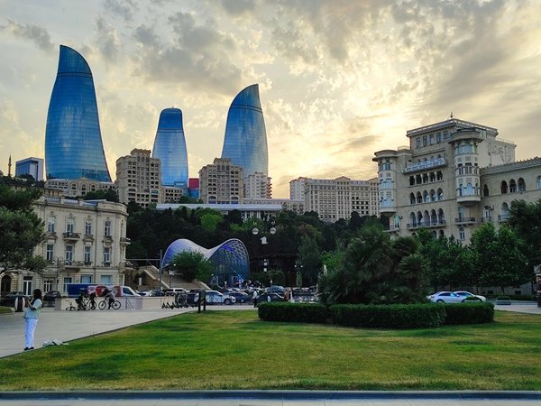 Две эпохи Баку: Ичеришехер и современный город - фото 1