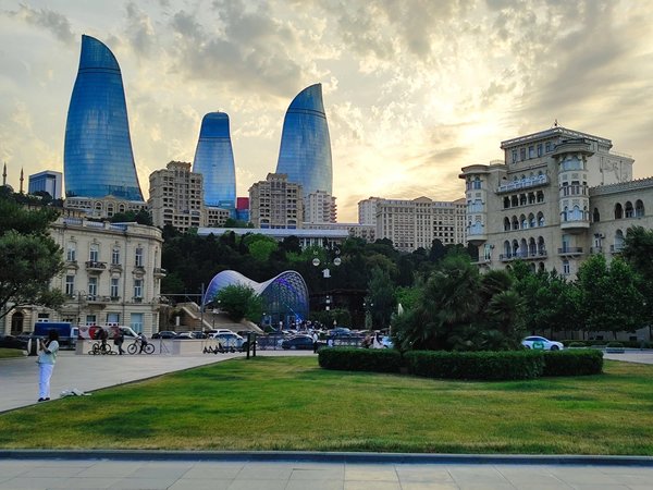 Вечерний Баку: огни, особняки и Каспий - фото 3