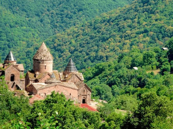 Армения в зелёных тонах: Севан, Дилижан и древние монастыри - фото 4