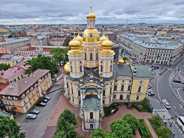 Выше крыши: дворы-колодцы, арт-искусство, парадные и смотровая в Петербурге