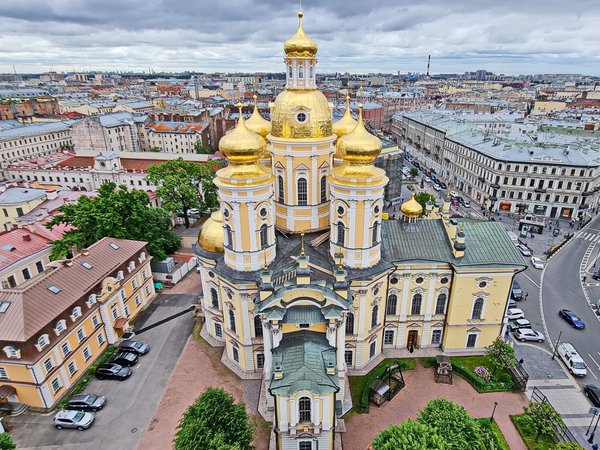 Петербург выше крыши: дворы-колодцы, арт-искусство, парадные и смотровая - фото 1