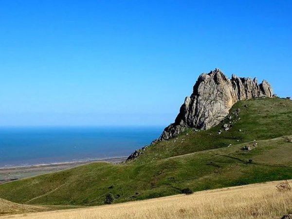 Розовое озеро, Агатовые горы и гора желаний Бешбармаг