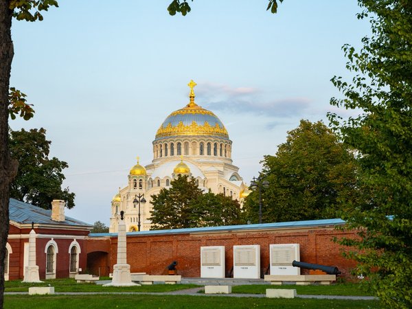 По следам морской славы: экскурсия из Петербурга в Кронштадт + прогулка на теплоходе - фото 1