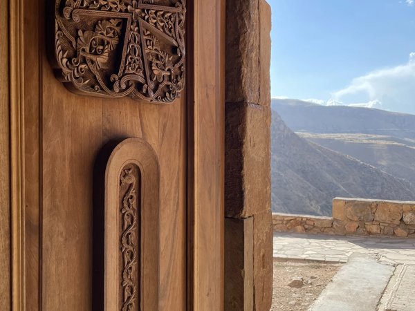 Вино под звёздами: красные каньоны и вечер на бутиковой винодельне - фото 4