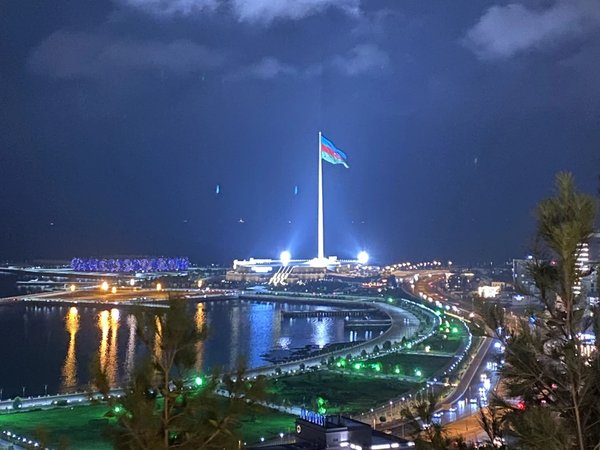 Огни Баку: по вечернему городу на красном кабриолете - фото 4
