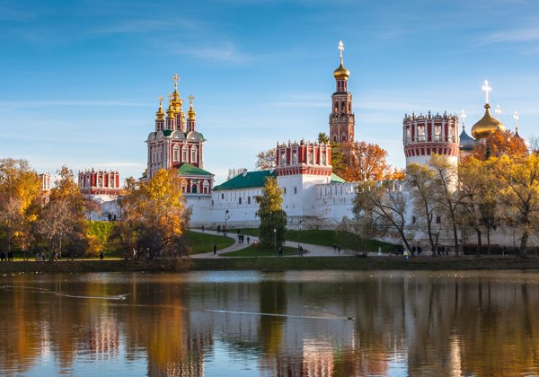 Новодевичье: вдоль стен монастыря и по знаменитому кладбищу