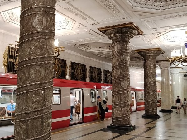 Метро Санкт-Петербурга: от сталинского ампира до современного дизайна - фото 3