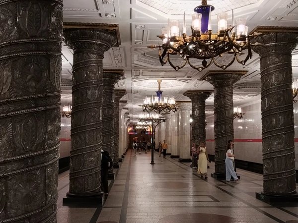 Метро Санкт-Петербурга: от сталинского ампира до современного дизайна