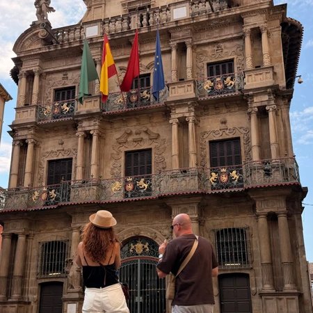 Прогулка по Памплоне и замок королей Наварры в Олите