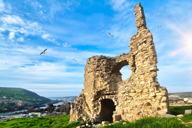 Путешествие в средневековый Крым: пещеры Инкермана, крепость и храмы