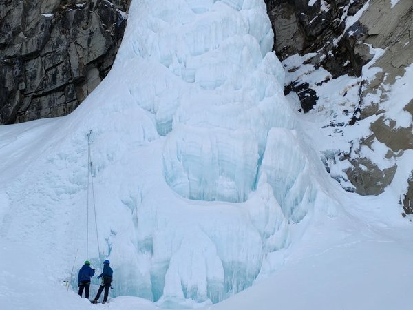 Вилючинский водопад: от мощного потока до ледяной башни - фото 2