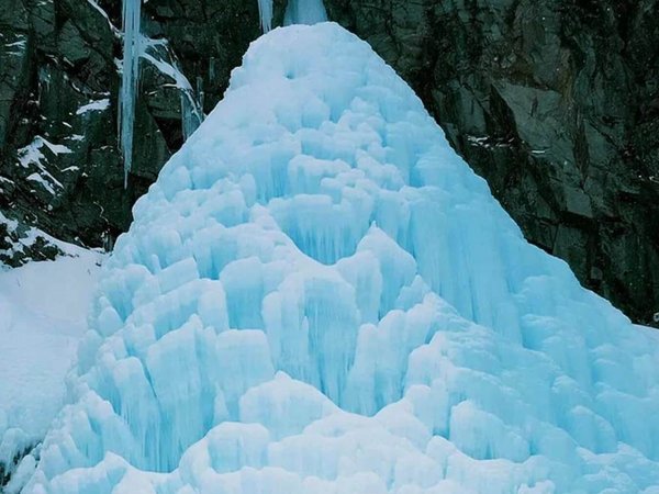 Вилючинский водопад: от мощного потока до ледяной башни - фото 4