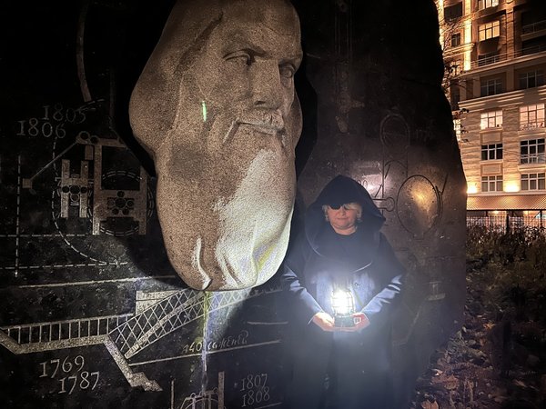 По таинственному парку Кулибина в темноте - фото 2