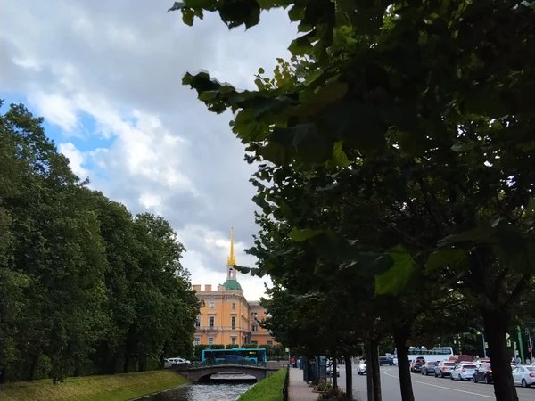Французский шарм на берегах Невы: Петербург vs Париж