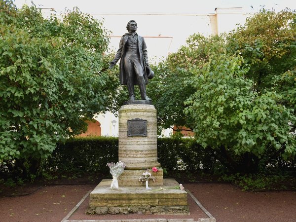 Мобильный квест «Пушкин, Гоголь, Лермонтов на улицах Петербурга» - фото 1