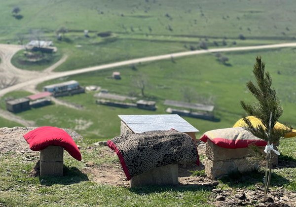 Авторская экскурсия: Гора Бешбармак, Розовое озеро, Агатовые горы. Пикник и дегустация икры - фото 3