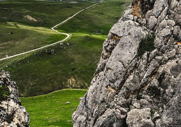 Авторская экскурсия: Гора Бешбармак, Розовое озеро, Агатовые горы. Пикник и дегустация икры