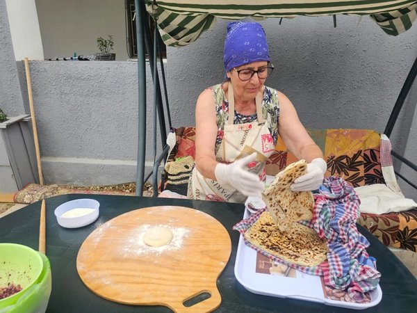 В гостях на бакинской даче: кутабы и чай из самовара - фото 1