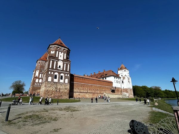 Минск — Несвиж — Мир — Минск: индивидуальный трансфер на комфортабельном минивэне - фото 2