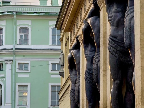 Жить в Зимнем дворце: история царской резиденции, рассказанная её обитателями