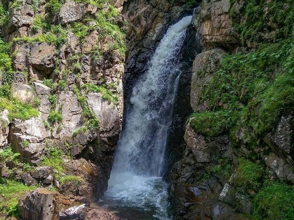 Несложный хайкинг на 4 часа вдоль Узун Каргалы к водопаду Большой Шимбулак - фото 1