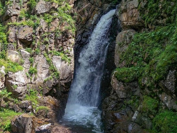 Несложный хайкинг на 4 часа вдоль Узун Каргалы к водопаду Большой Шимбулак