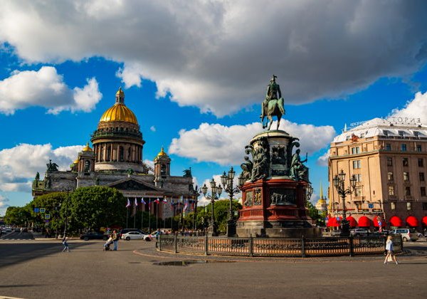Петербург сквозь века: от основания города до небоскреба на машине - фото 2