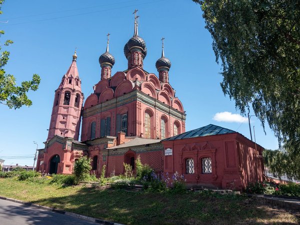 Внутри и вокруг храма Богоявления