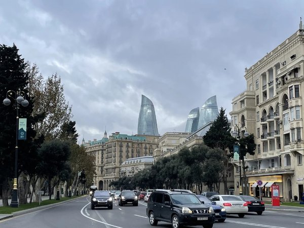 Вечерний Баку на автомобиле: огни современного города - фото 1
