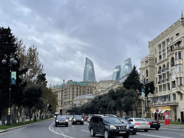 Вечерний Баку на автомобиле: огни современного города