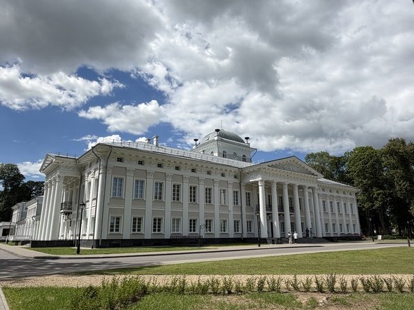 Жиличи и Красный Берег: дворцы, парк и военный мемориал