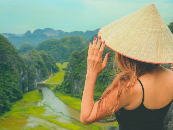 Из Ханоя в Ниньбинь: древние храмы, речные пещеры и горные панорамы