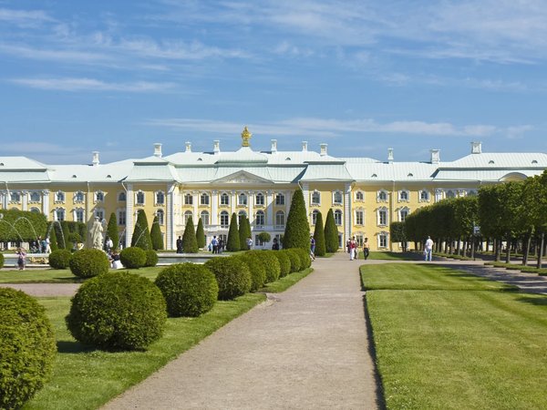 Великолепный дворец Петергофа
