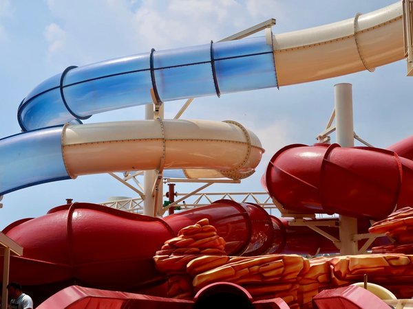 Из Дубая — в Ferrari World, Warner Bros. World и Yas Waterworld - фото 1