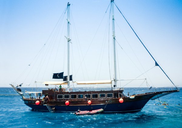 Белый остров на яхте «Pirates» — снорклинг и отдых с комфортом