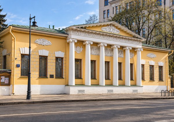 «Духи, слухи и привидения» — прогулка по старинным залам особняка Лопухиных