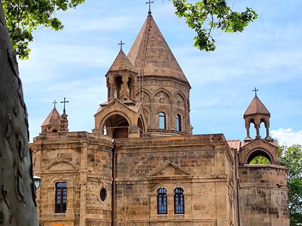 Из долины к облакам: Арарат, армянский Ватикан и лазурный Севан - фото 2