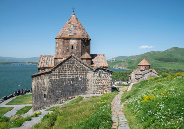 Северная Армения за один день: озеро Севан, монастыри и винные традиции